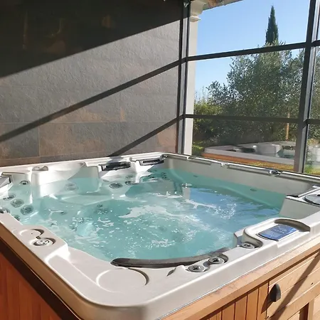 Le Domaine Des Doucins&spa, 4 étoiles, 10 Minutes De Jonzac Piscine Et Casa vacanze Fontaines-d'Ozillac
